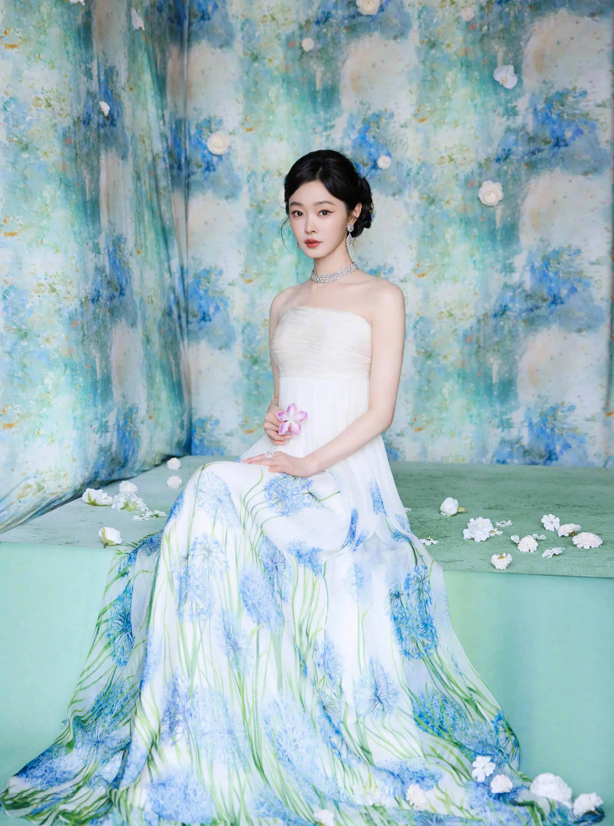 宋轶穿抹胸白裙跻身花海 宛如油画里走出的公主