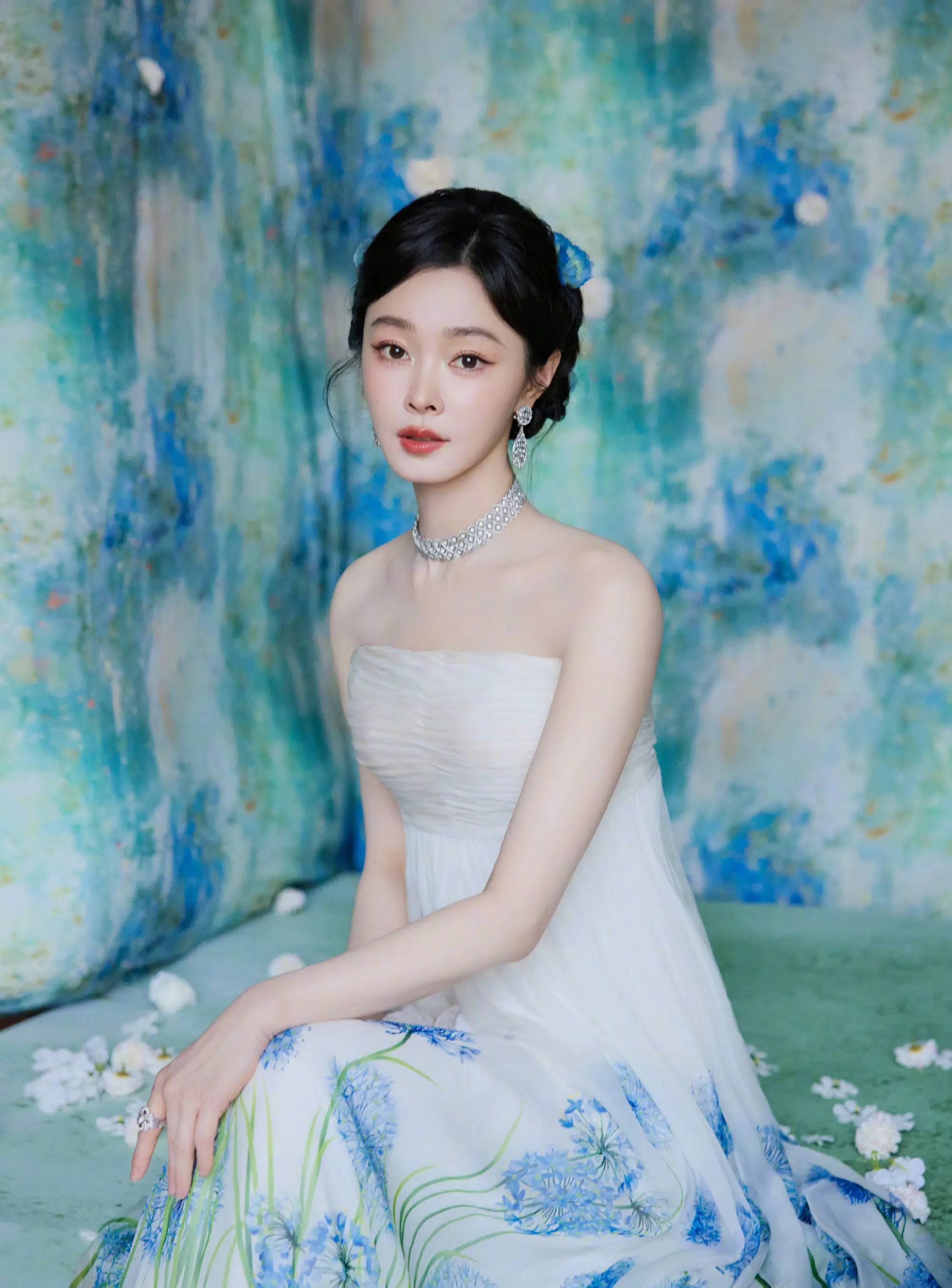 宋轶穿抹胸白裙跻身花海 宛如油画里走出的公主