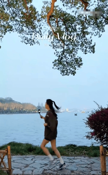 韩国影后河智苑西湖独自夜跑 素颜出镜状况超好
