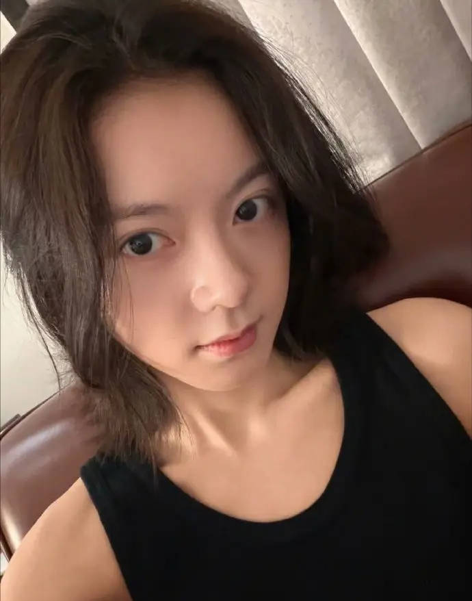 赵今麦晒夜晚骑行照躯壳纤细 素颜满脸胶原卵白