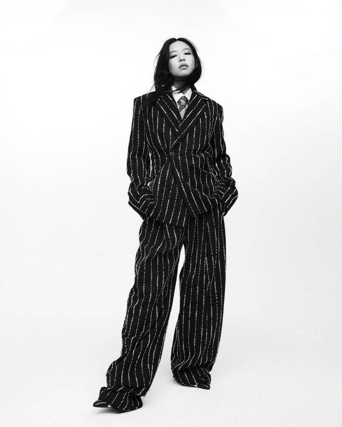 Jennie最新大片曝光 复旧优雅与摩登前锋气质在线