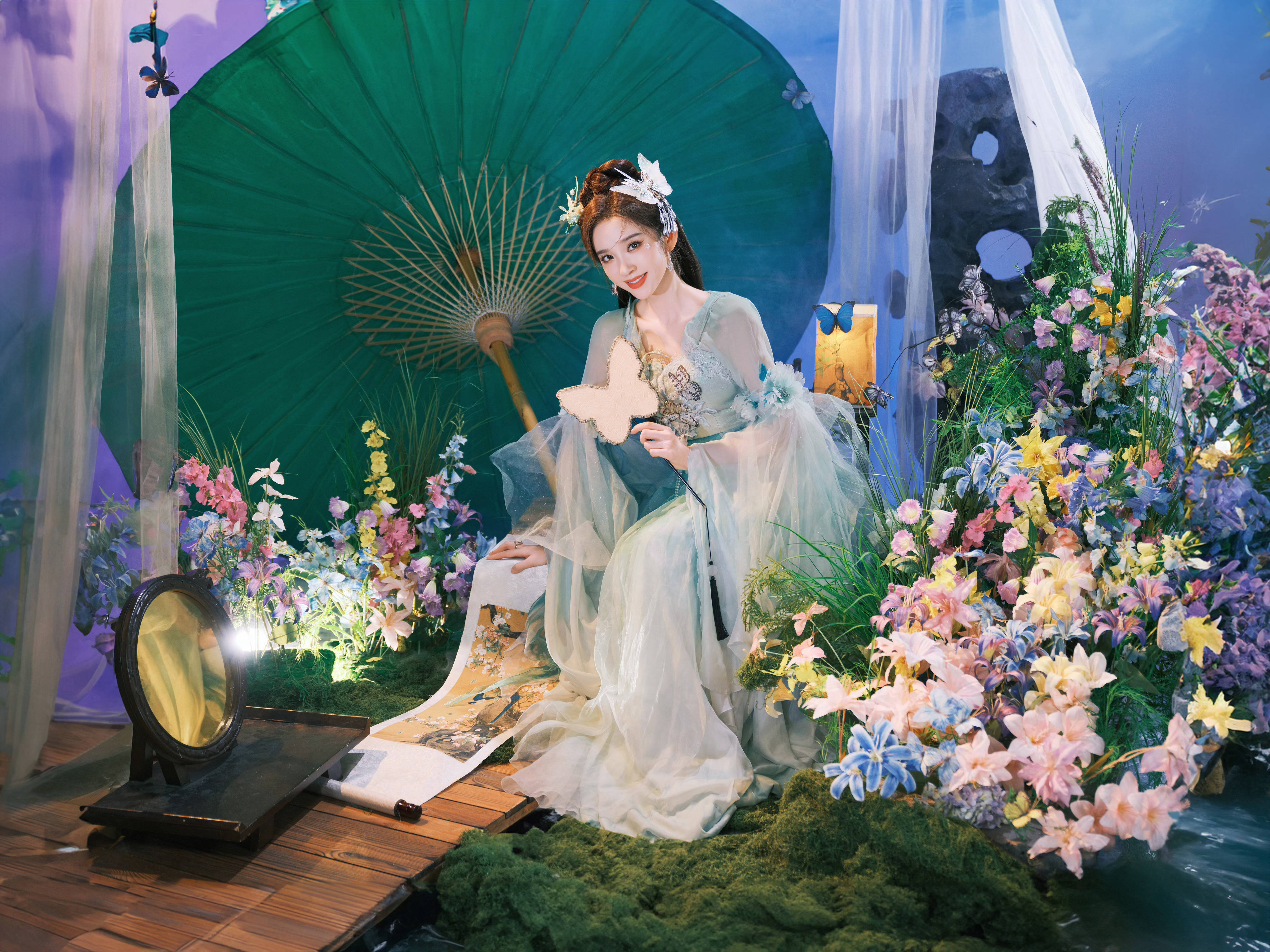 唐艺昕穿浅青古装襦裙躯壳纤细 跻身花丛温婉大方