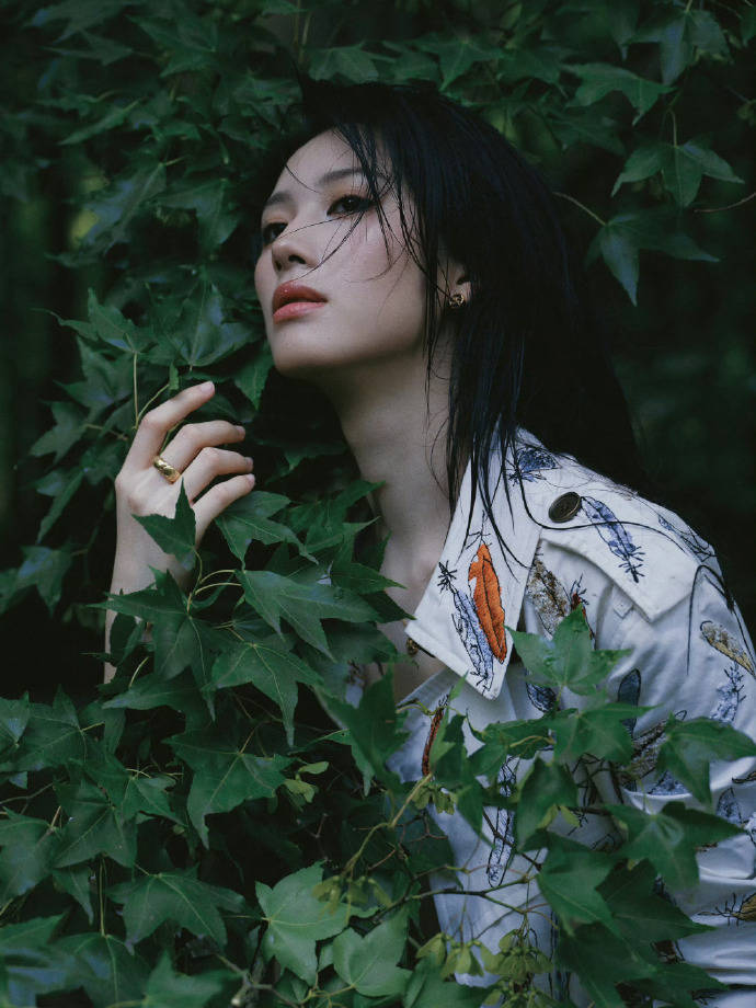 鹤秋穿手绘风大衣配泳装 大秀马甲线尽显然媚自信