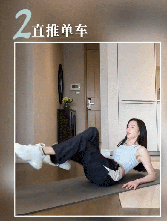 李若彤共享居家练马甲线形状！穿超短背心秀好体魄